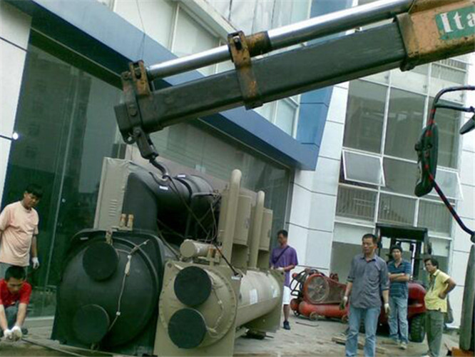 城关区随车吊和汽车吊的核心区别是什么？哪种更省钱？