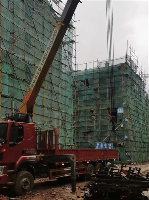 城关区“慢工细活”—— 吊车的 “微动控制” 技术